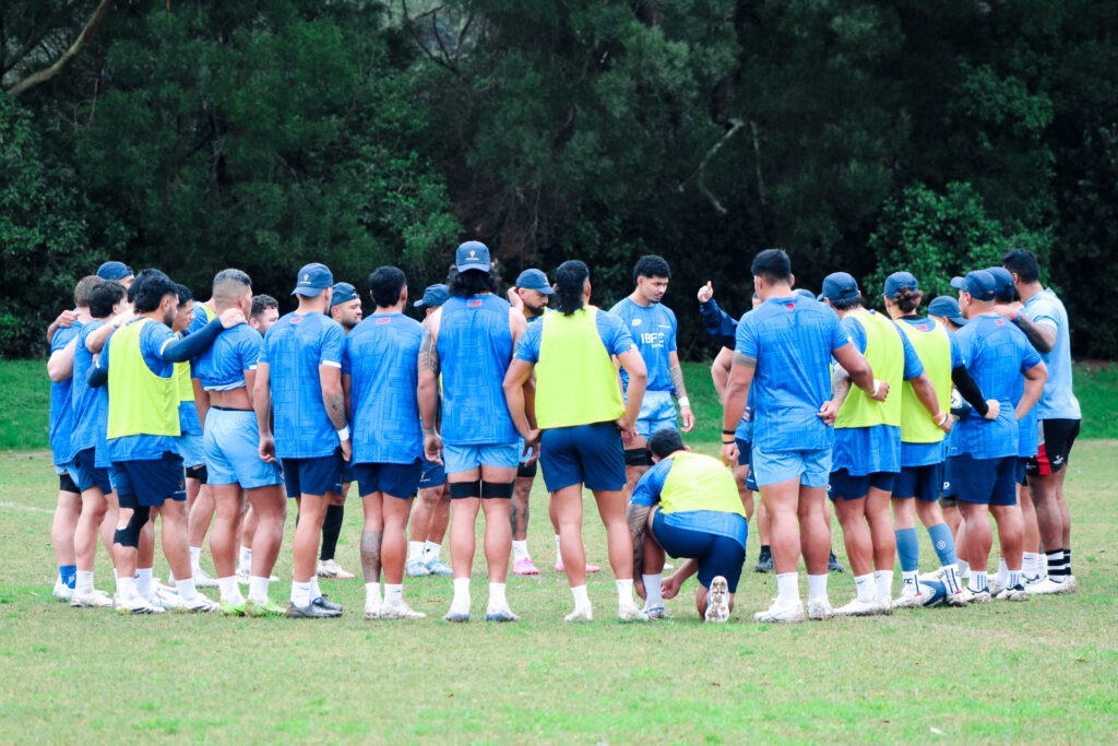 manu samoa players in huddle